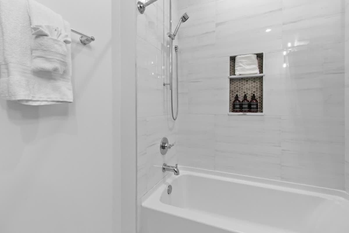 Downtown 2br Sleeps 6 Heated Pool Hotel