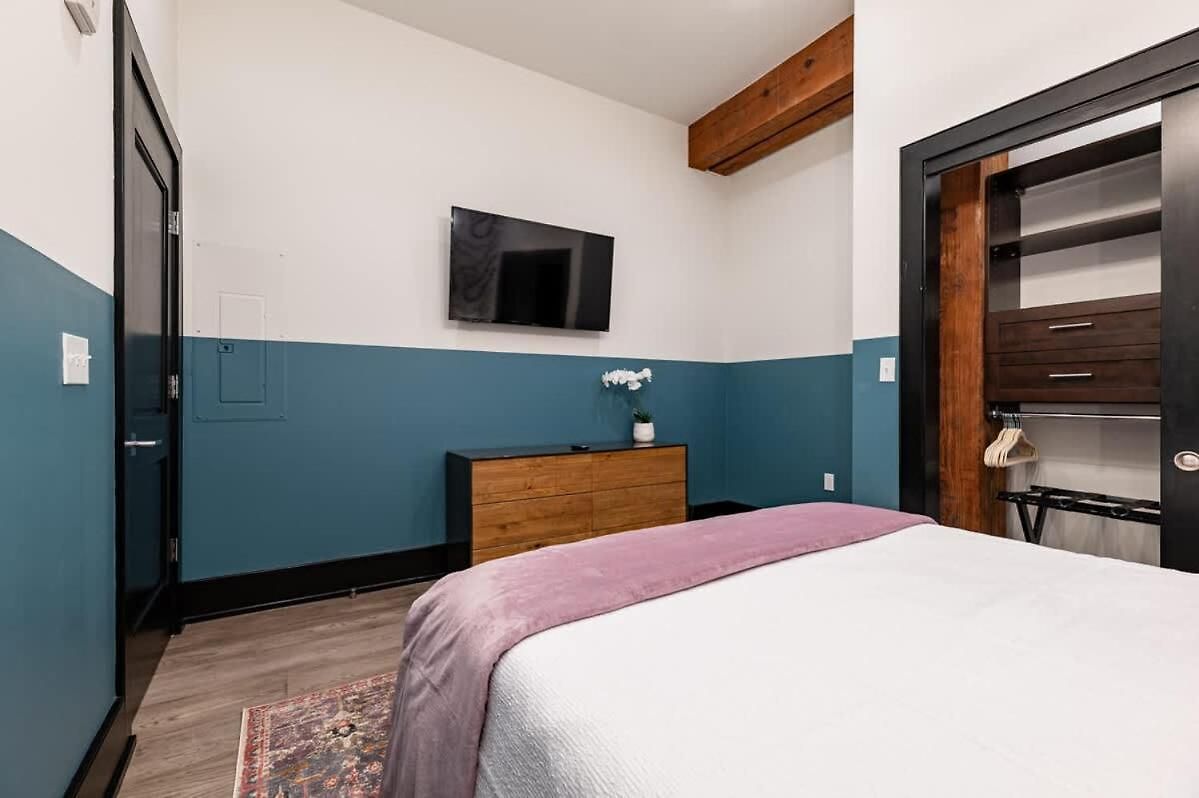 Hotel Spacious Downtown 2bd 2ba Gym Pool *