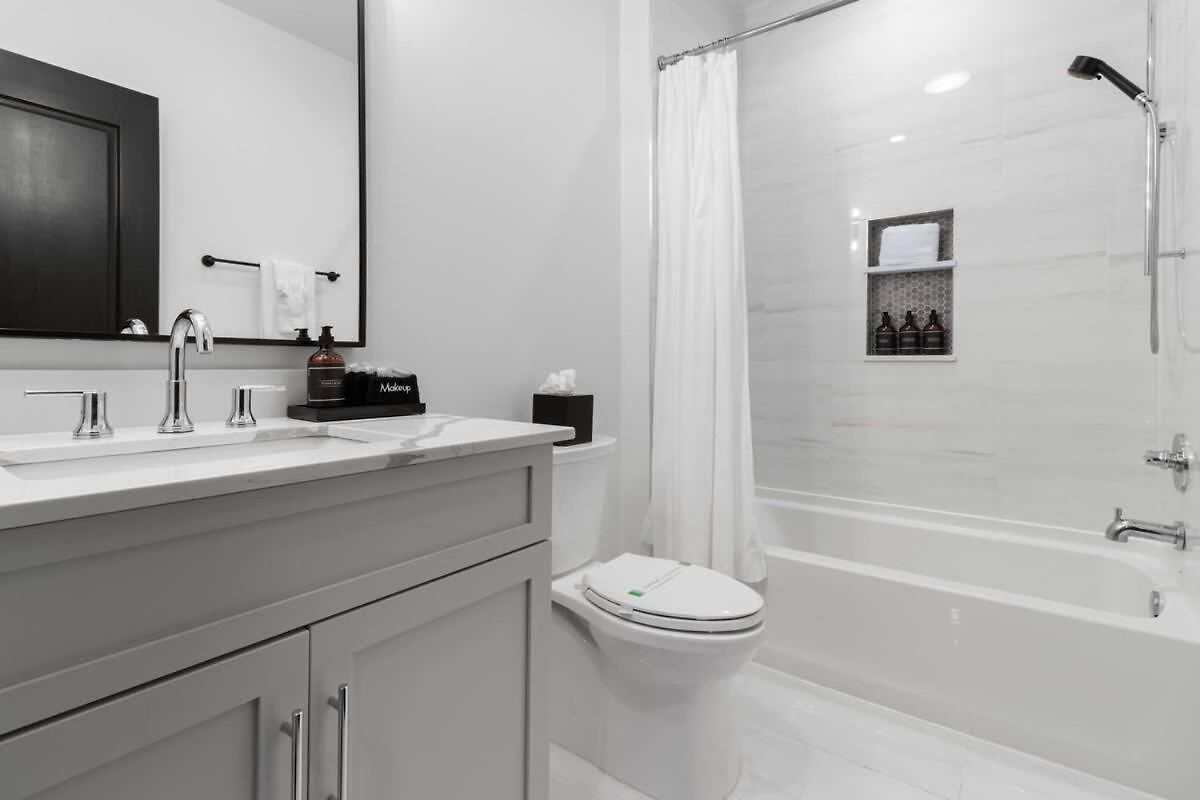 Hotel Downtown 2bd 2ba Pool Gym And Gameroom New Orleans
