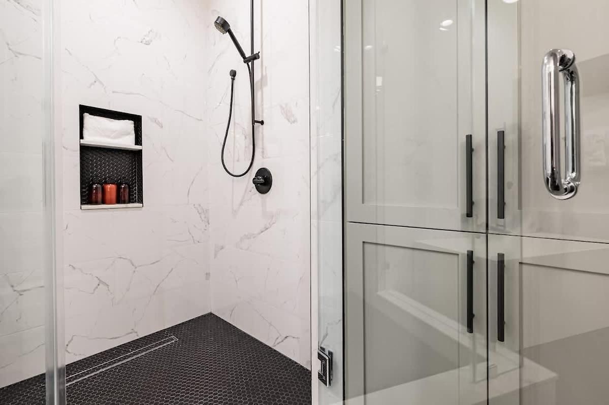 Downtown Nola Luxury Rooftop Pool Sleeps 6 *