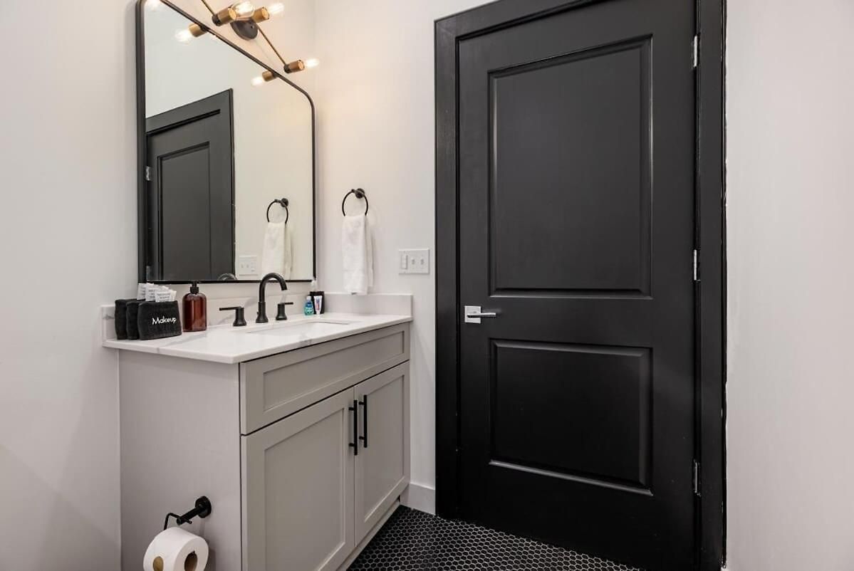 Hotel Spacious Downtown 2bd 2ba Gym Pool