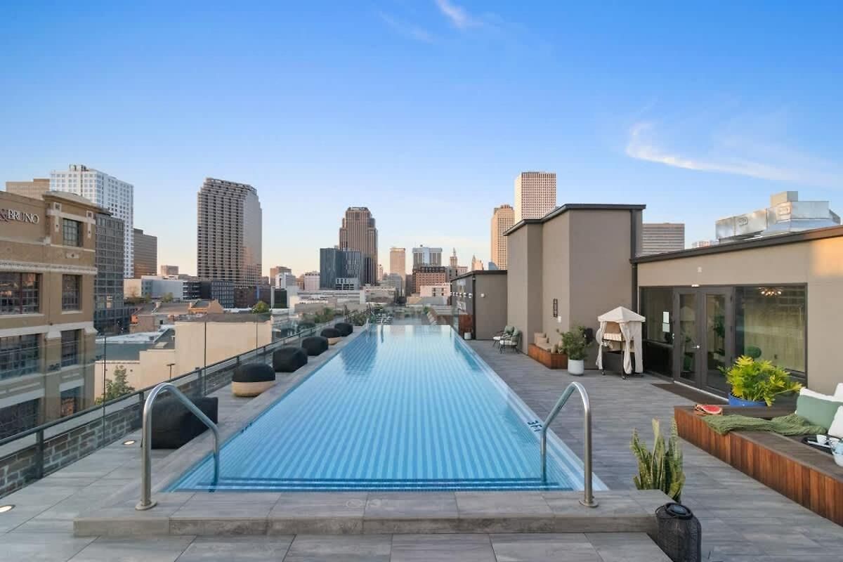 Hotel 2br 2ba Rooftop Pool Gym Game *