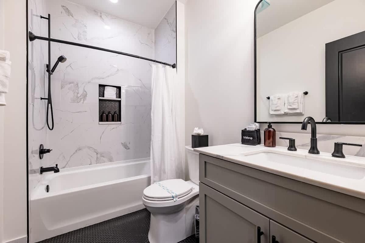 Spacious Downtown 2bd 2ba Gym Pool