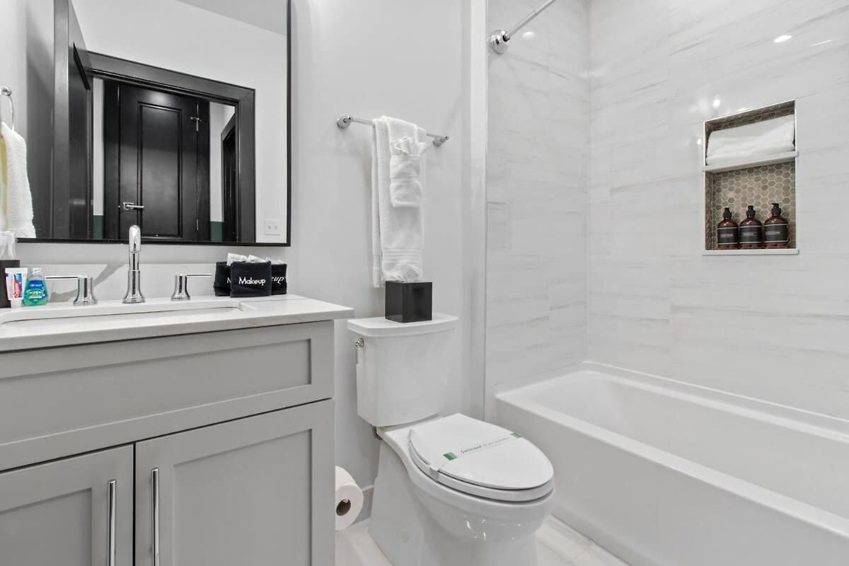 Downtown 4bd 4ba 2 Living And Kitchens Hotel *