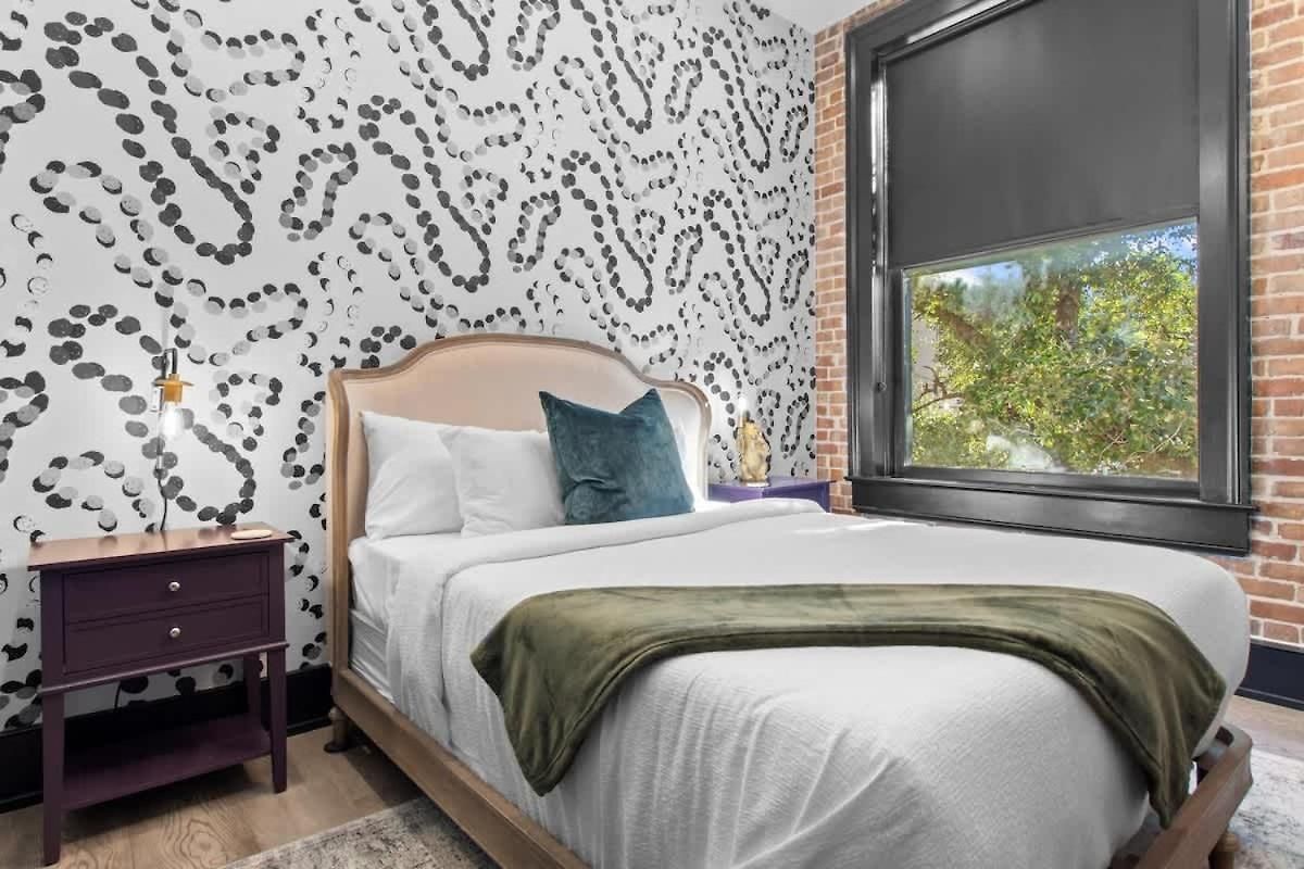 Downtown Nola Luxury Rooftop Pool Sleeps 6