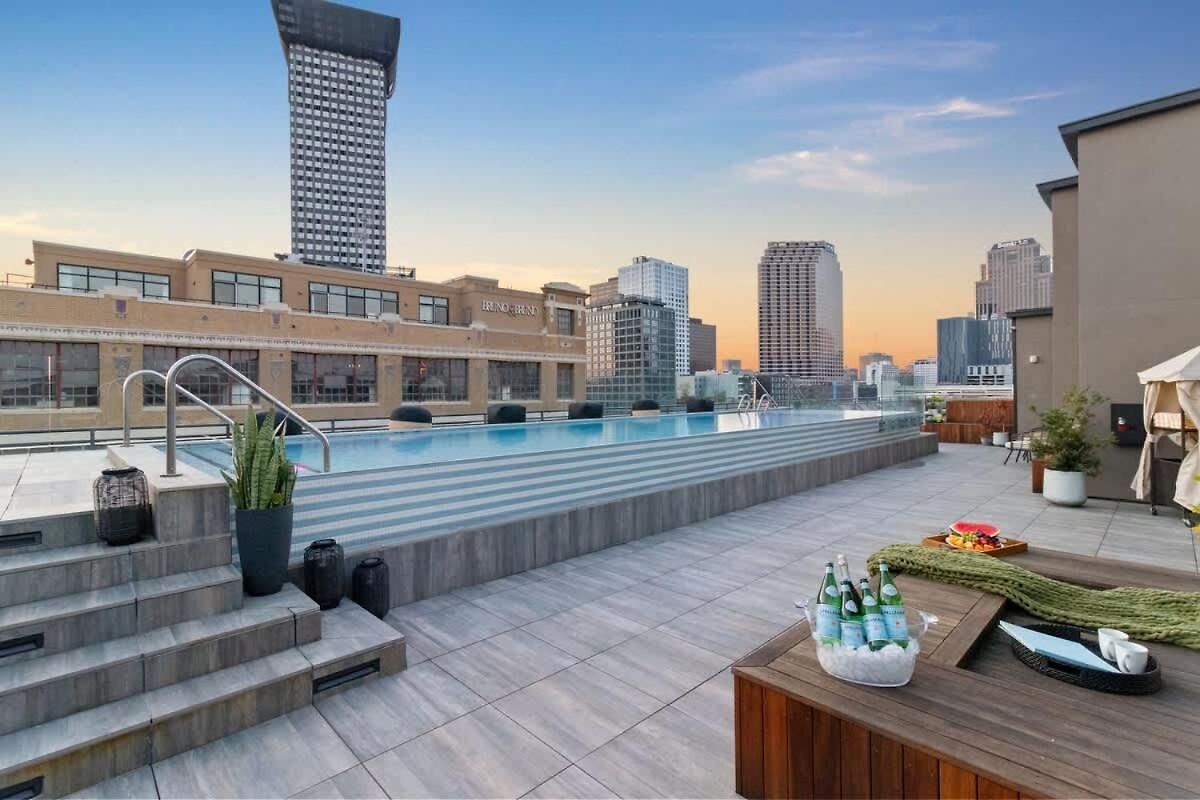 2br 2ba Rooftop Pool Gym Game *