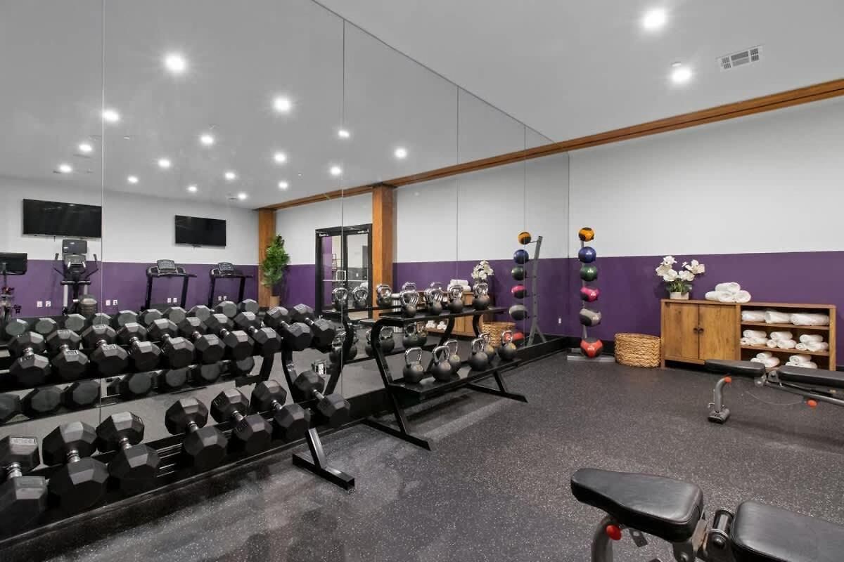 2br 2ba Rooftop Pool Gym Game Hotel