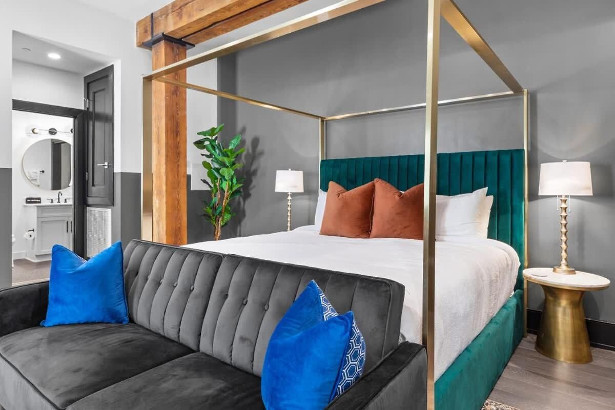 King Bed Prime Location Downtown