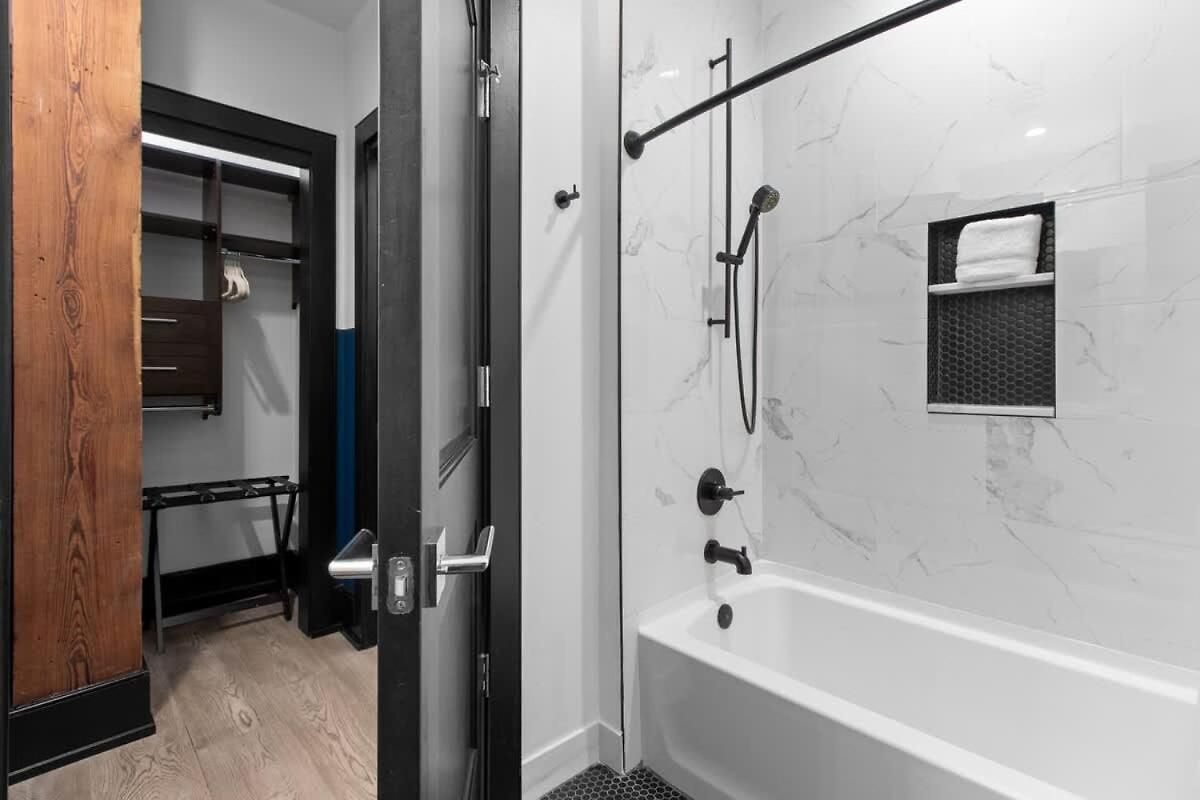 Downtown Nola Luxury Rooftop Pool Sleeps 6 Hotel