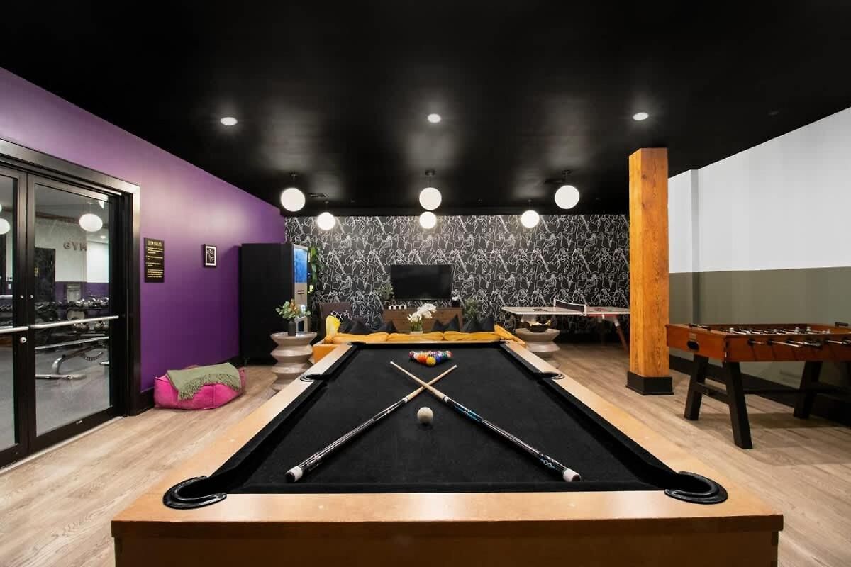 Hotel 2br 2ba Rooftop Pool Gym Game *