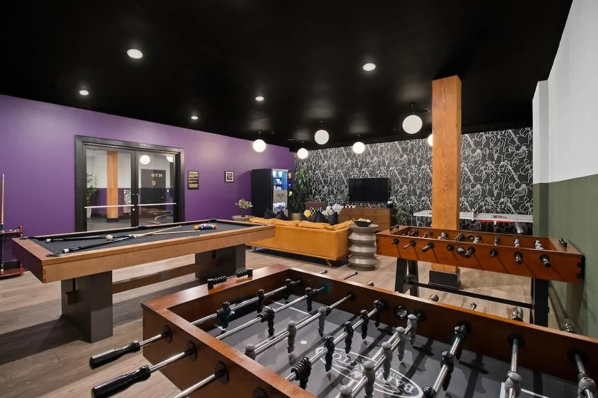 2br 2ba Rooftop Pool Gym Gameroom Hotel
