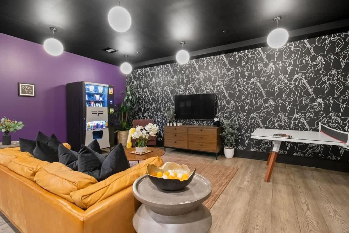 Prime Location Gym Gameroom Rooftop Pool Hotel