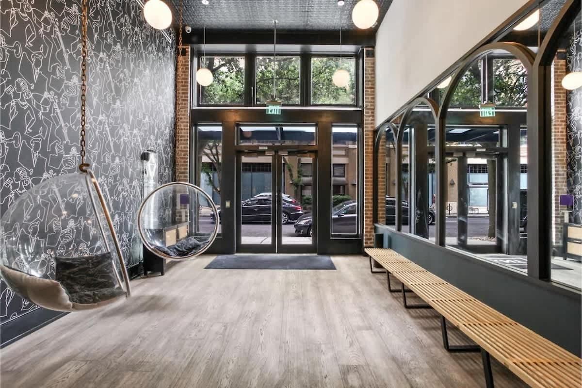 Downtown 2br Sleeps 6 Heated Pool *