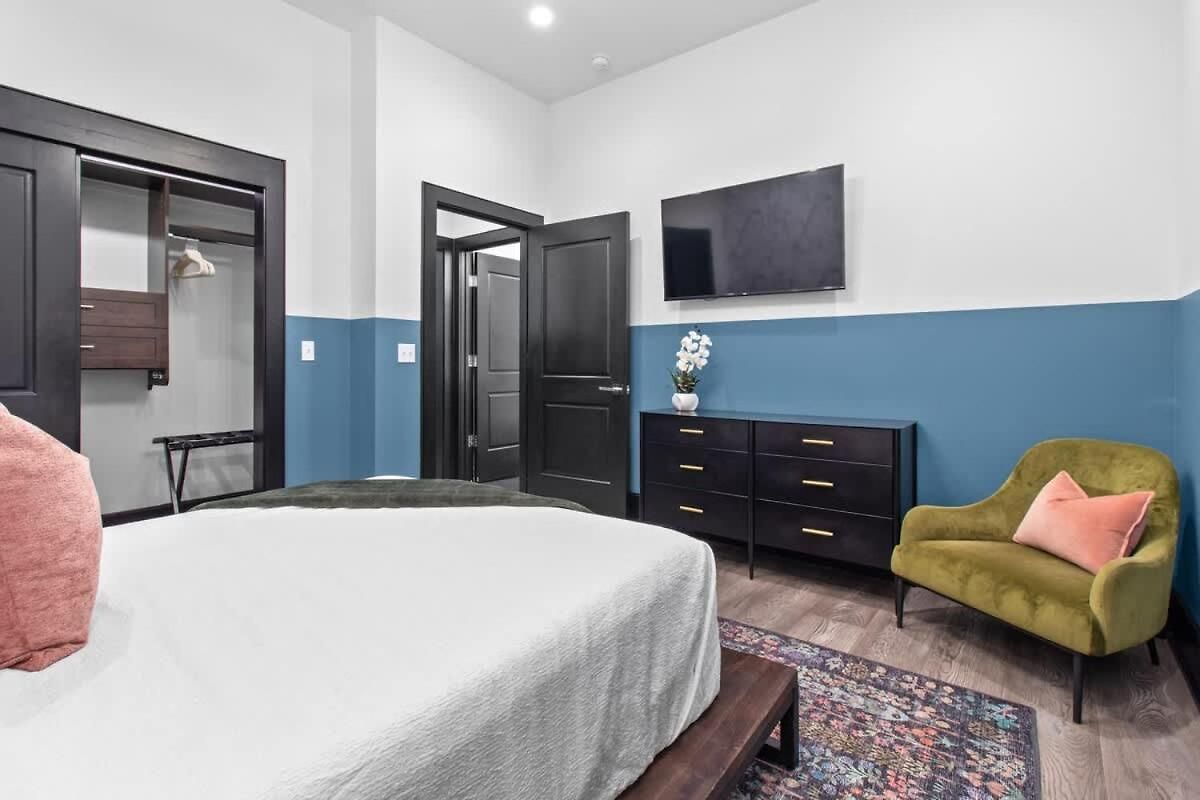 Downtown 4bd 4ba 2 Living And Kitchens Hotel