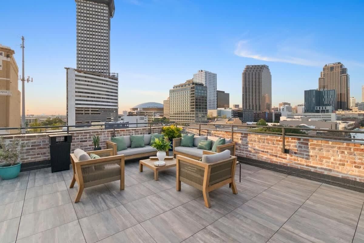 Downtown 2bd 2ba Heated Rooftop Gym Pool