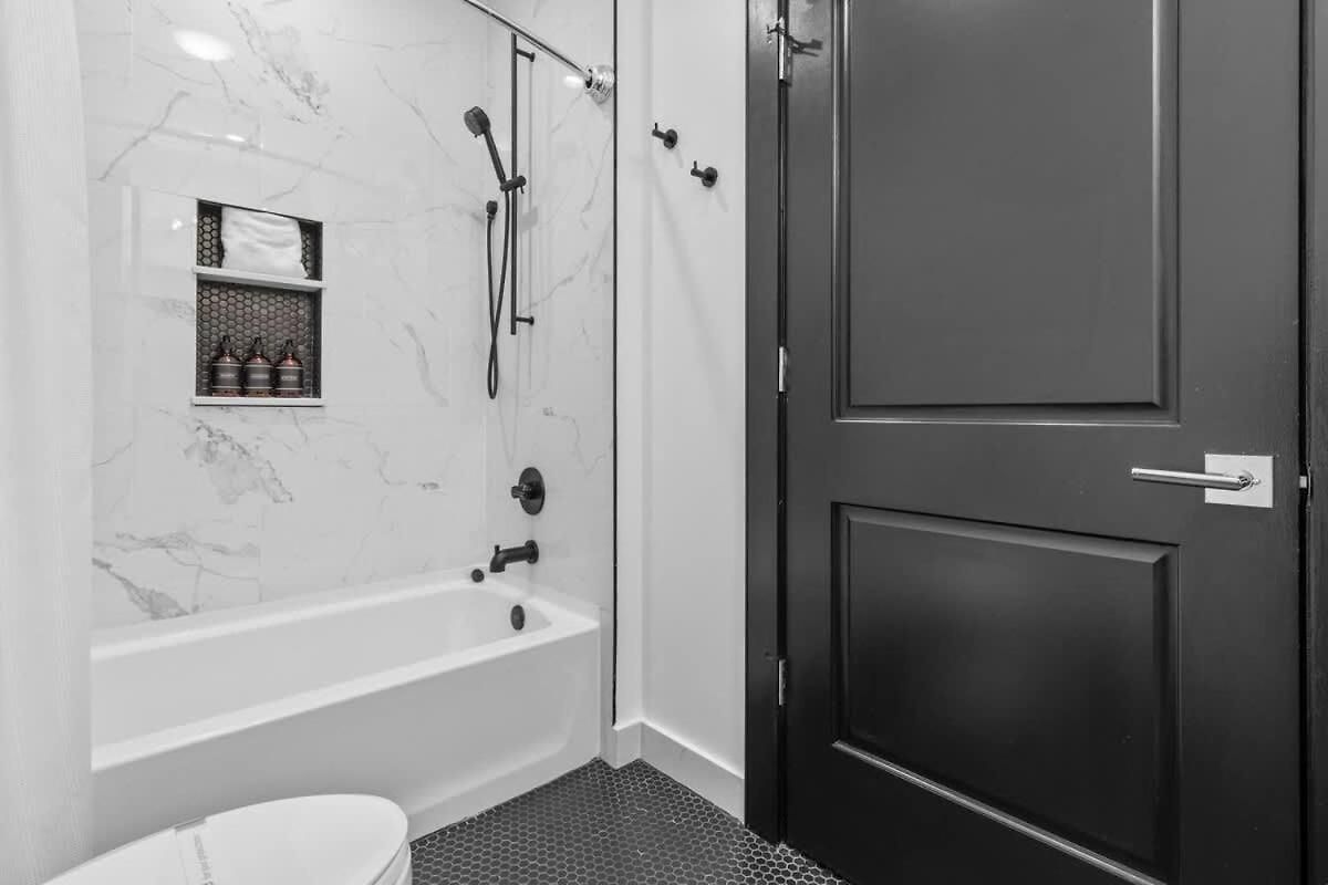 Modern Comfort Pool Gym & Game Hotel *