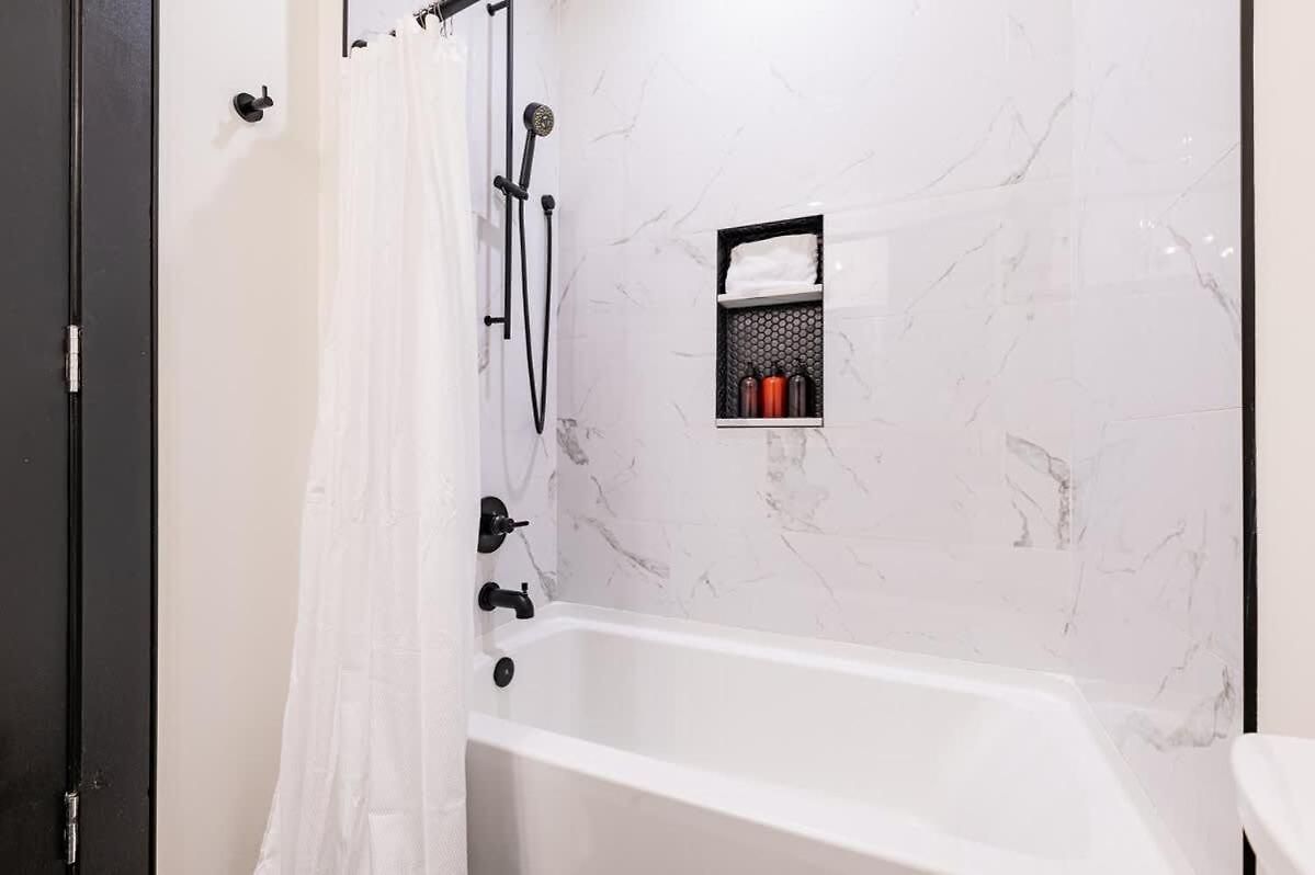 Downtown Nola Luxury Rooftop Pool Sleeps 6 *