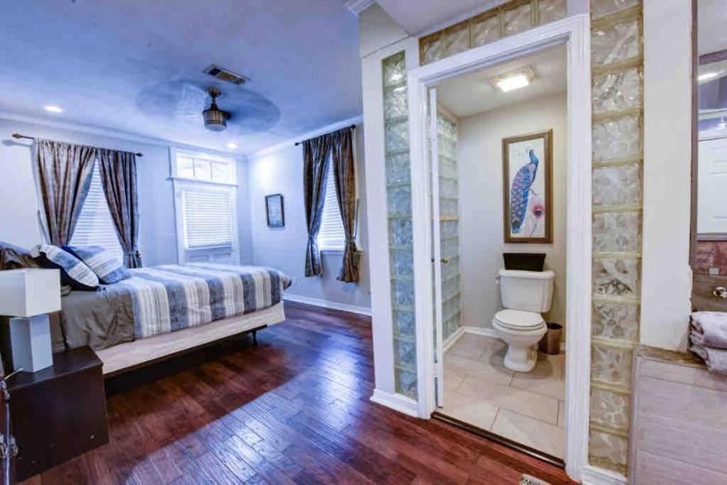 Apartment Steps Into The French Quarter *