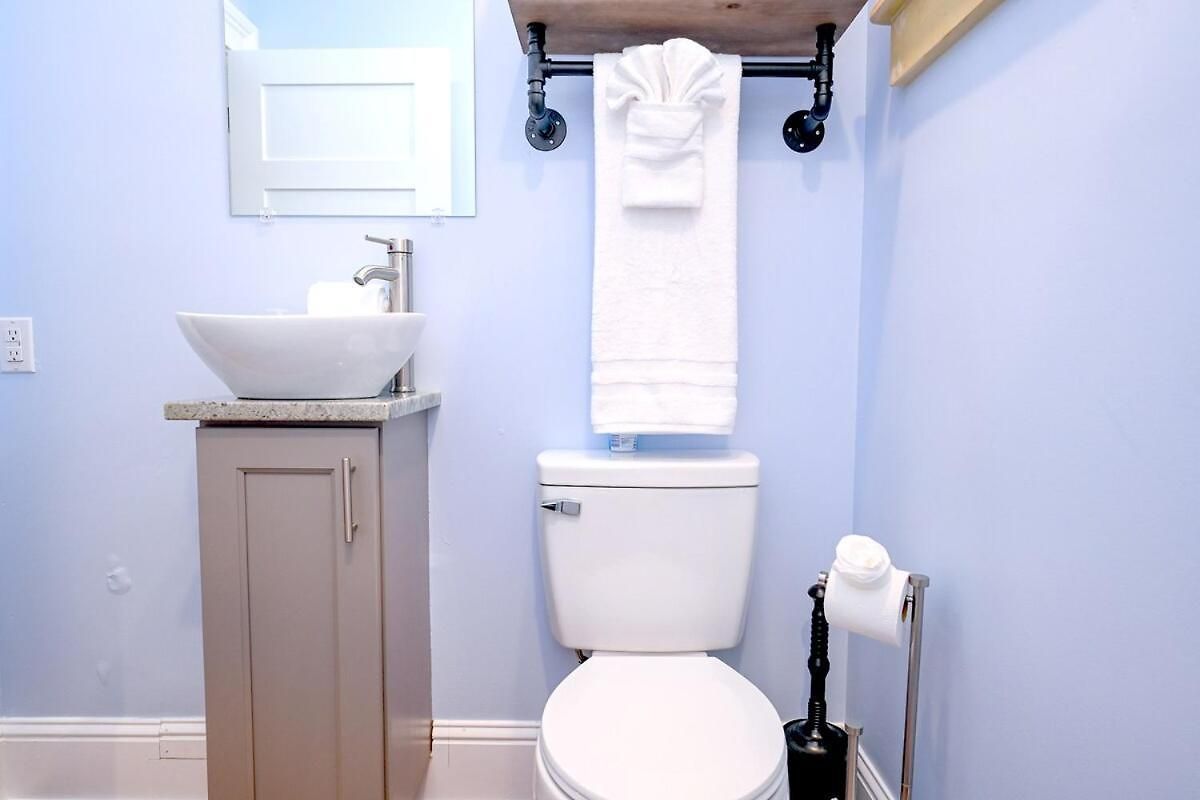 Governors - 2 Bedroom - Steps To Fq