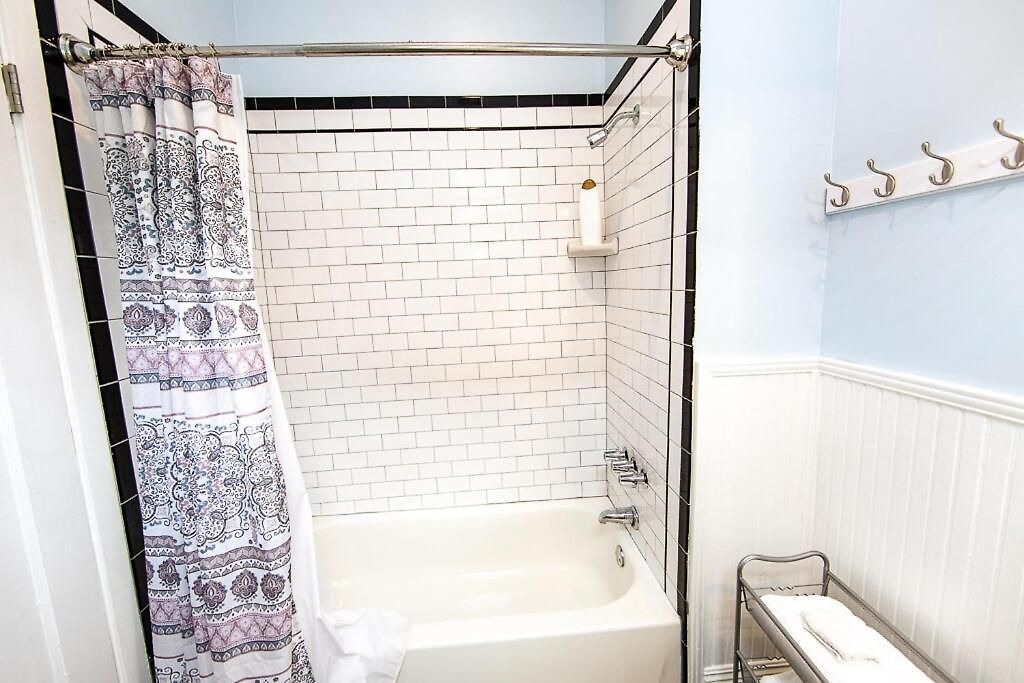 Apartment 5br Historic Claiborne W/ Pool & Courtyard — 6 Blocks To French Quarter
