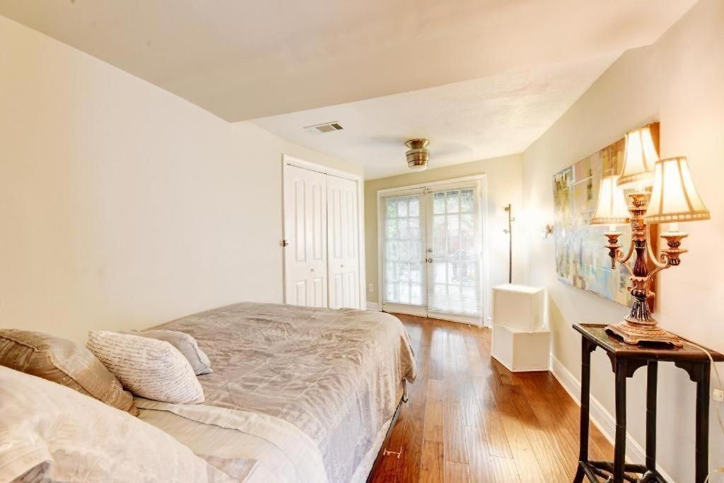 1 Huge Bedroom Steps Into The French Quarter New Orleans