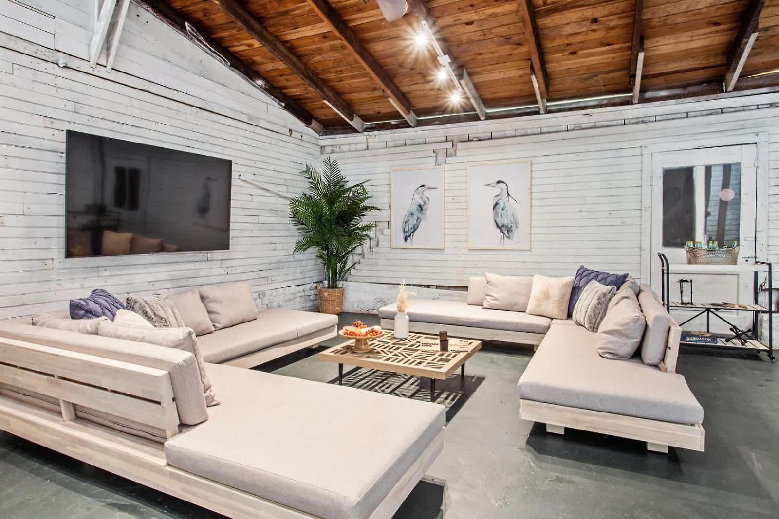 Opulent Expansive Unit Heated Pool And Bed & Breakfast