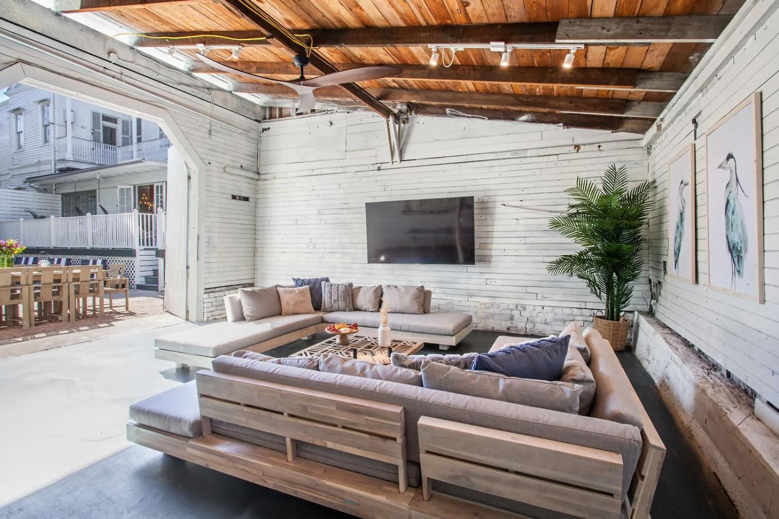 Opulent Expansive Unit Heated Pool And Bed & Breakfast