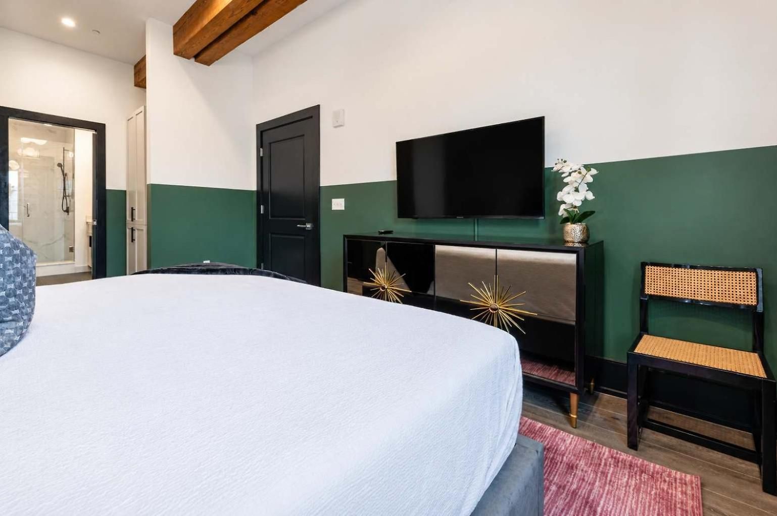 Downtown 2bd Private Terrace Gym Pool New Orleans