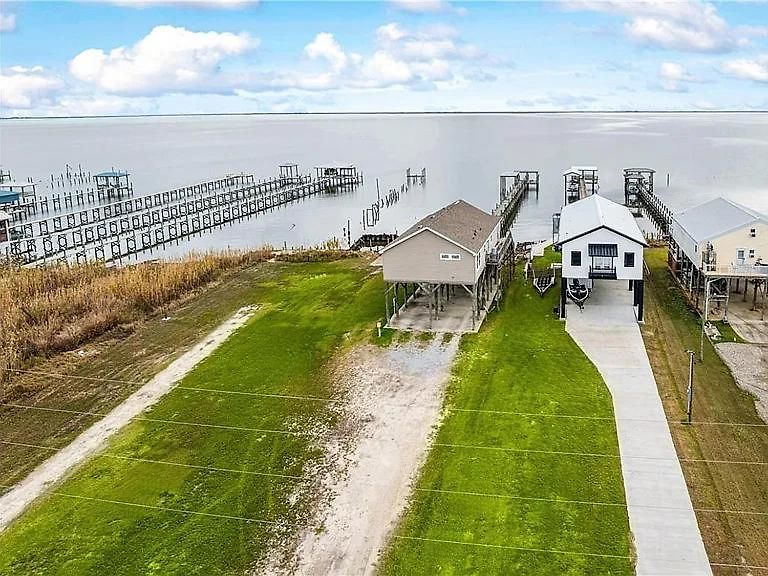 Waterfront Escape 3br 2ba Dock Holiday home *