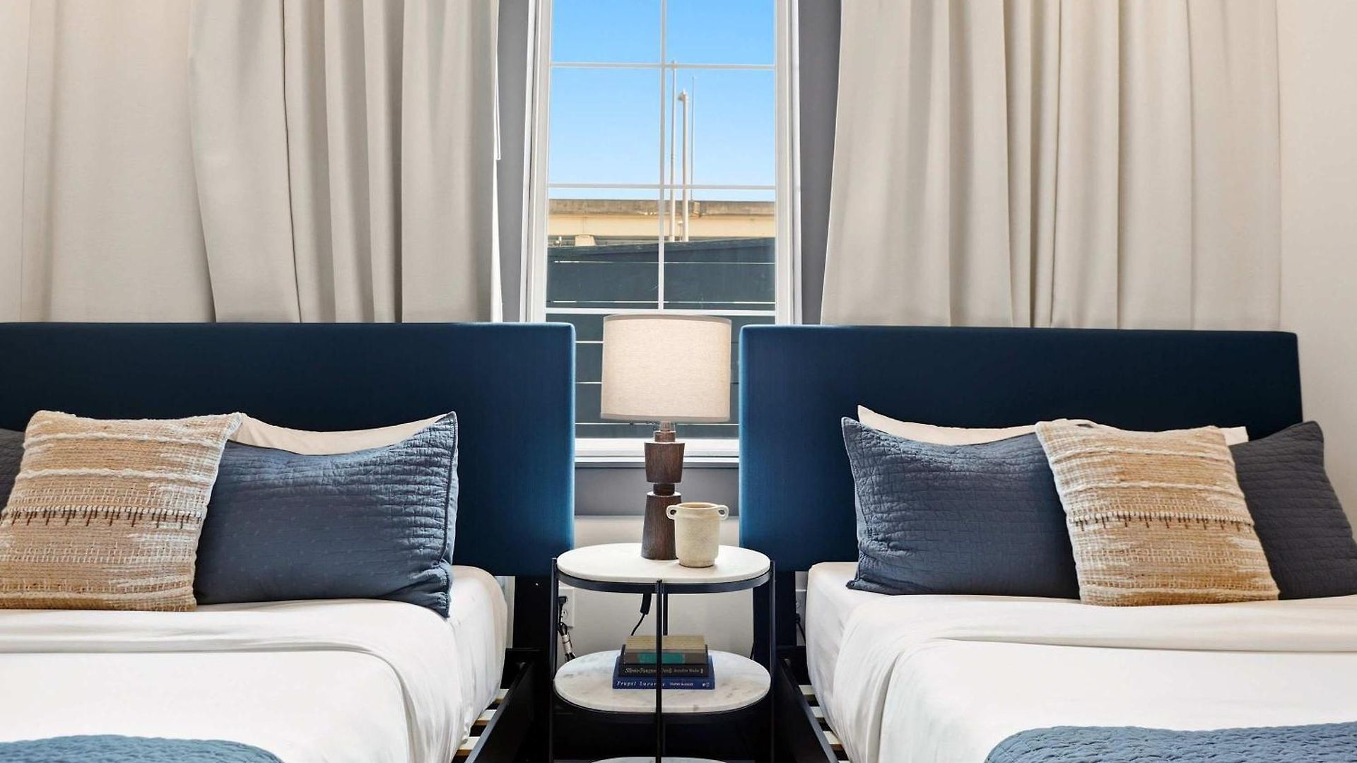 Luxe Sunlit Heated Pool & Near Cbd Holiday home *