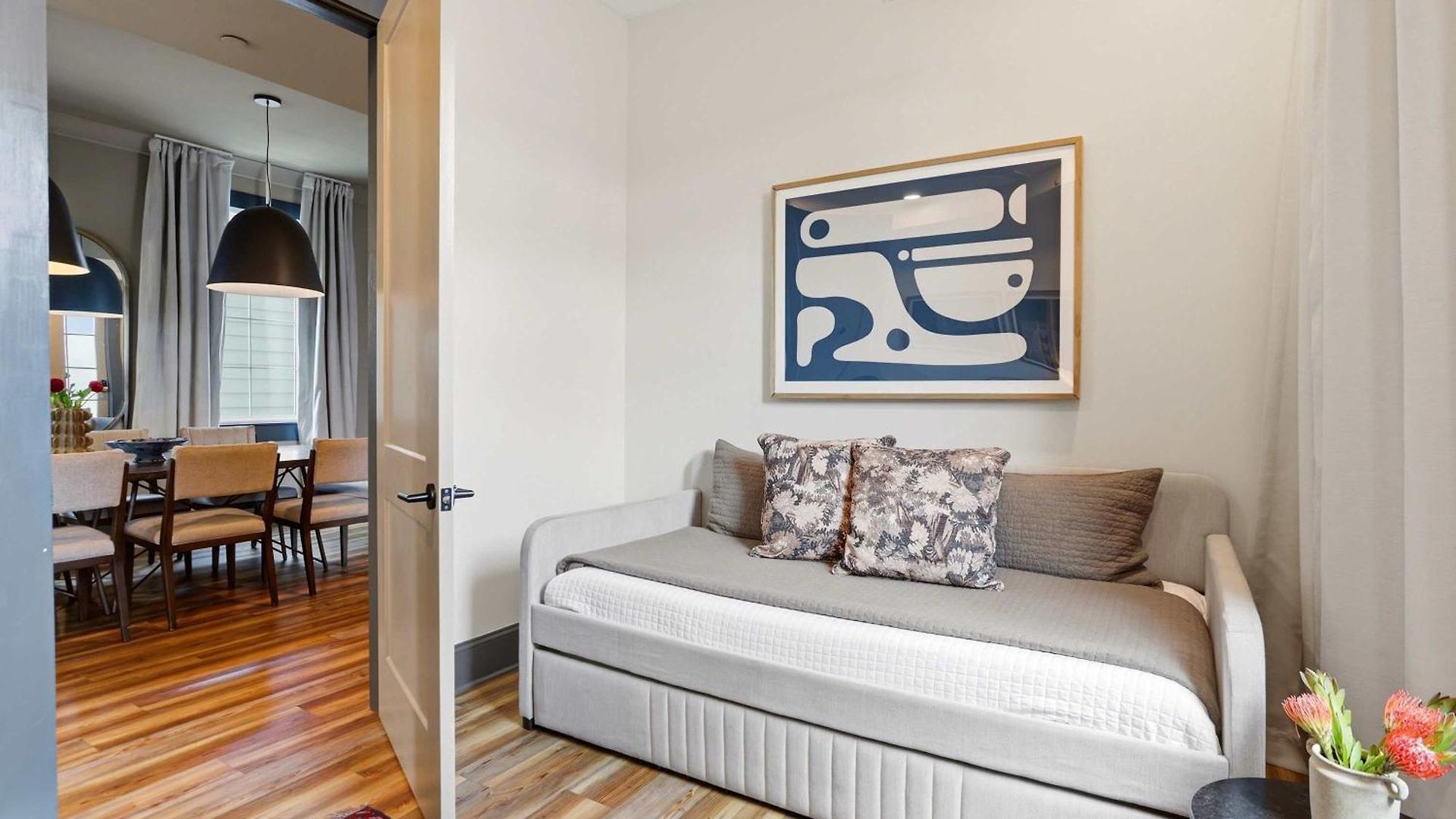 Luxe Sunlit Heated Pool & Near Cbd Holiday home *