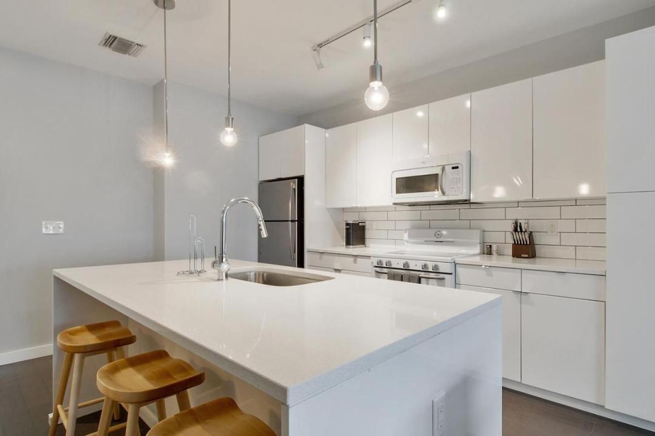Apartment Landing Modern With Amazing Amenities New Orleans