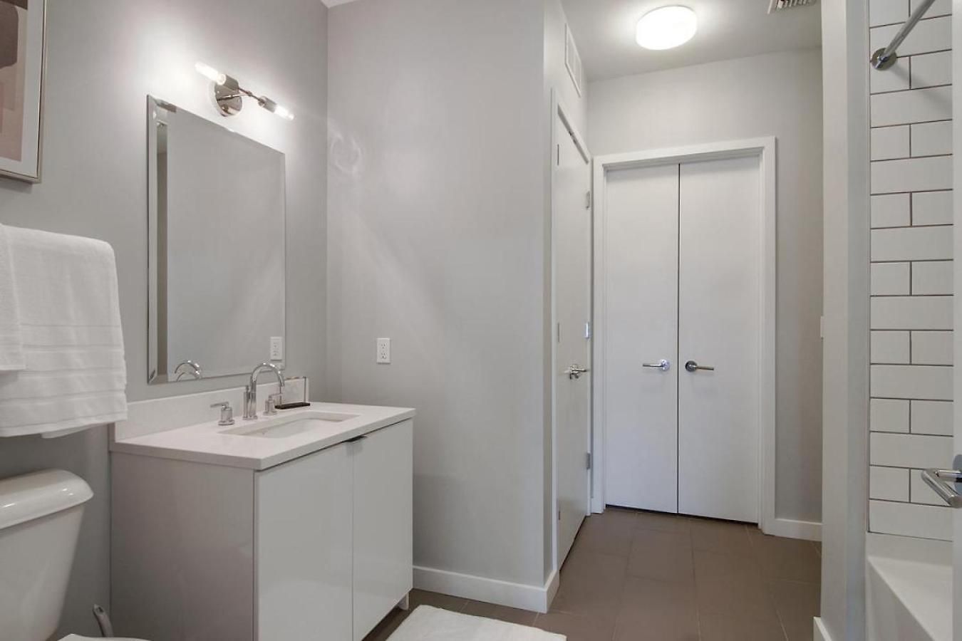Apartment Landing Modern With Amazing Amenities New Orleans