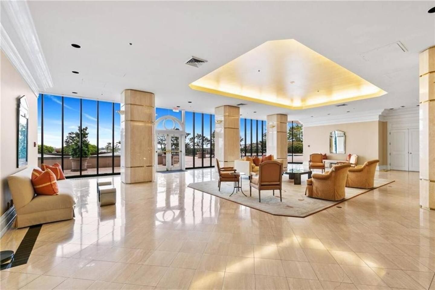 Penthouse Living Panoramic Views Apartment