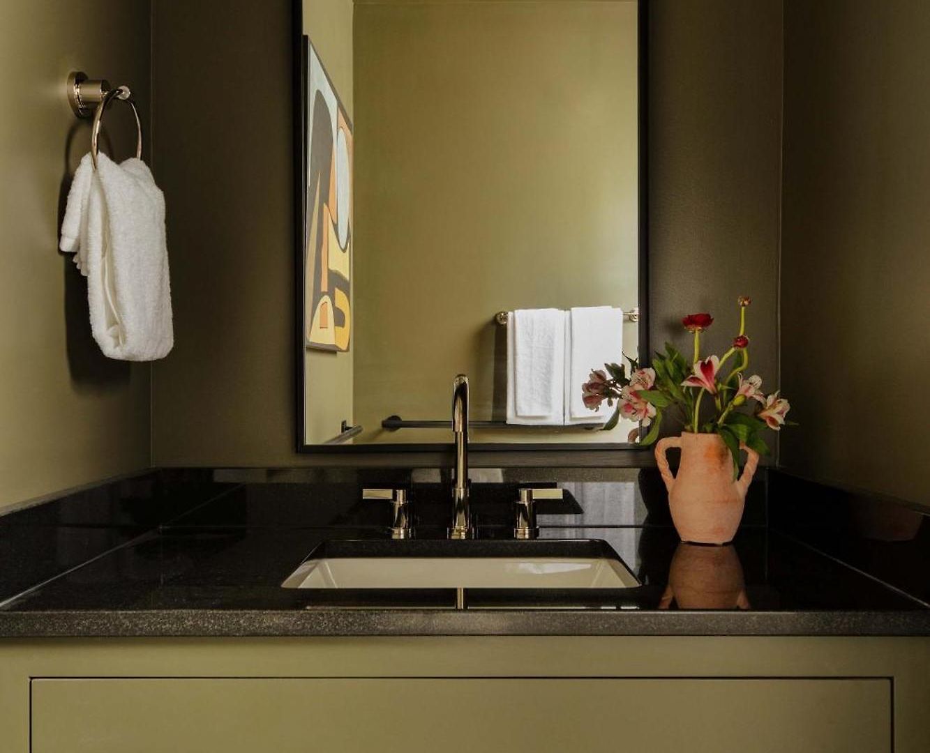 Luxury On Magazine Shared Heated Pool & Apartment