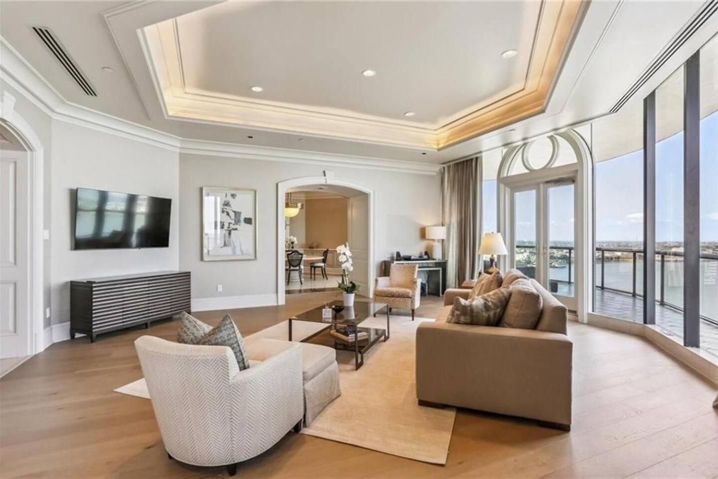 Penthouse Living Panoramic Views Apartment