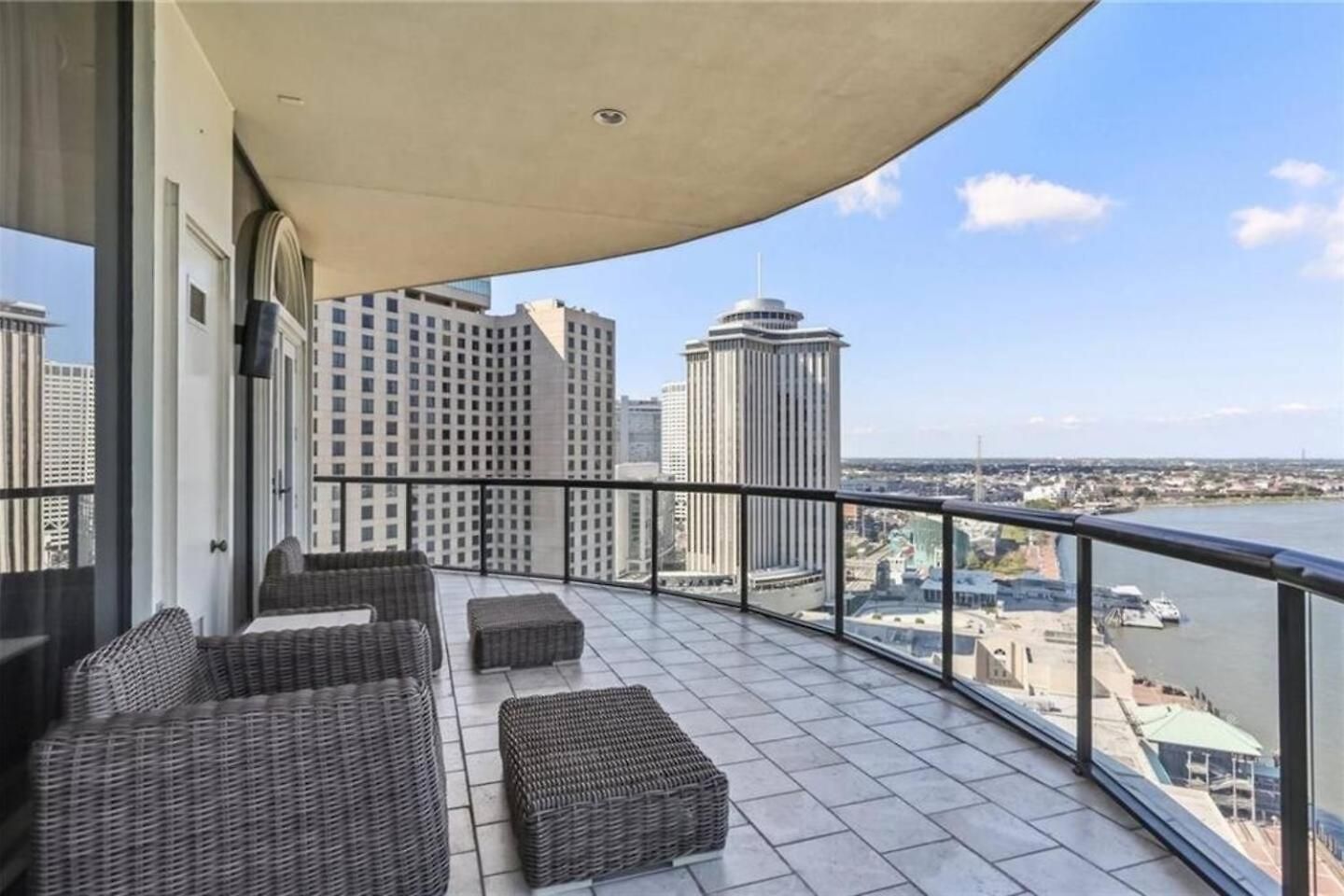 Penthouse Living Panoramic Views Apartment