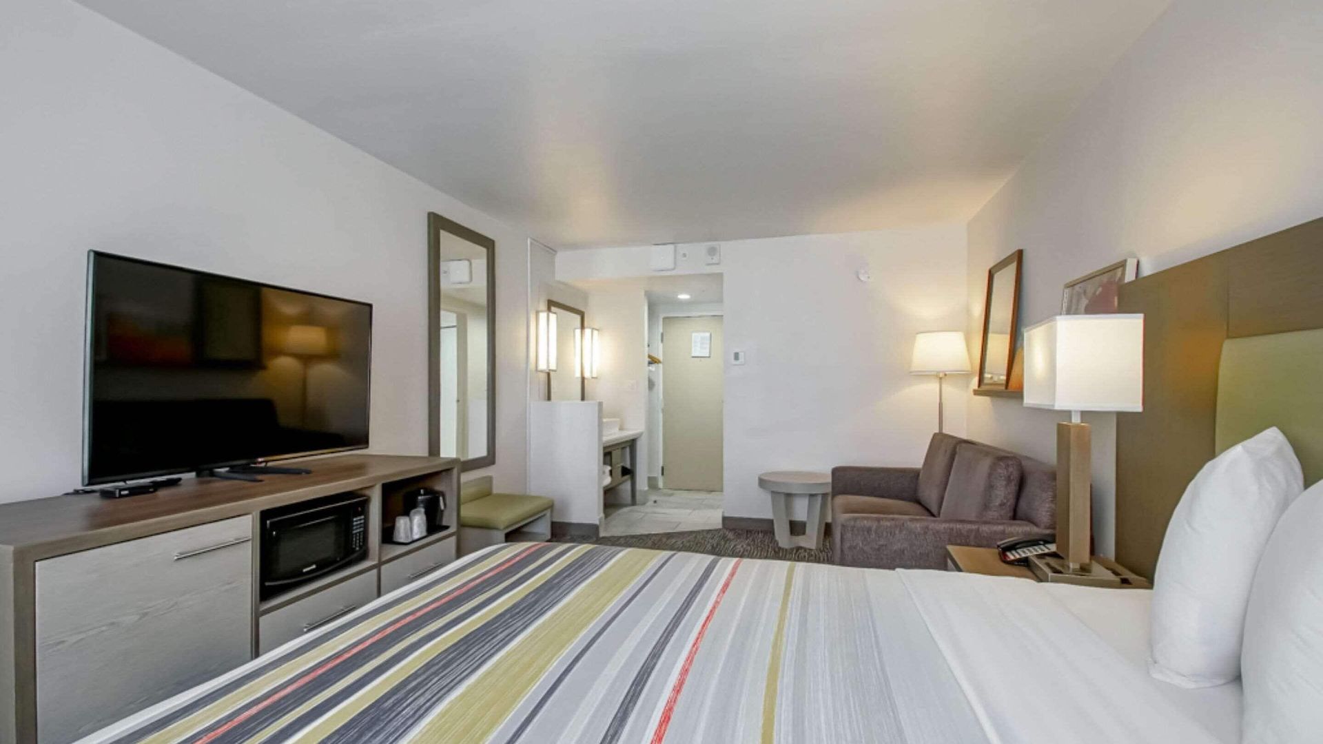 Country & By Radisson, I-10 East, La 3*