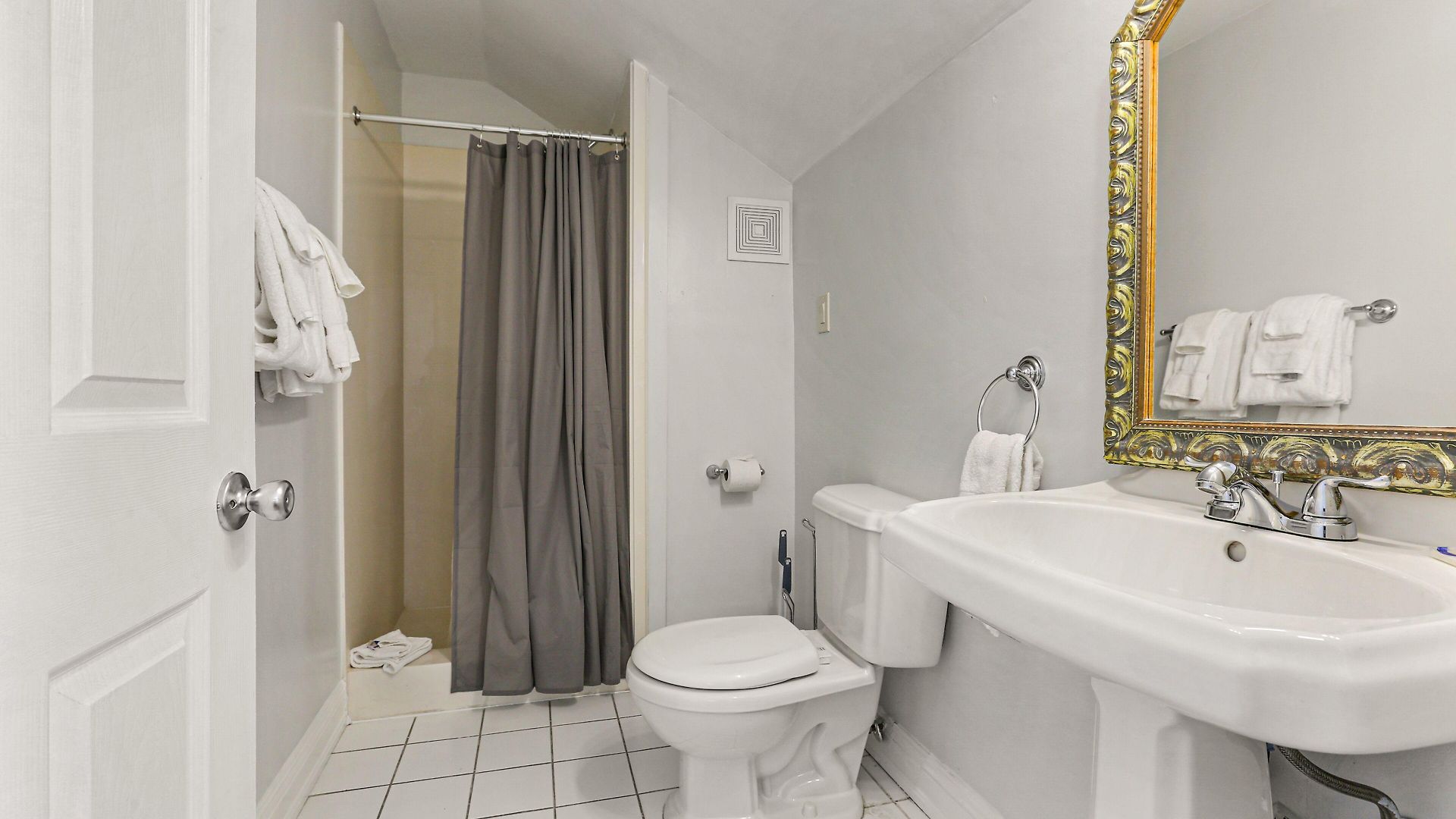Apartment Comfortable Rooms Near All Nola Hot Spots *