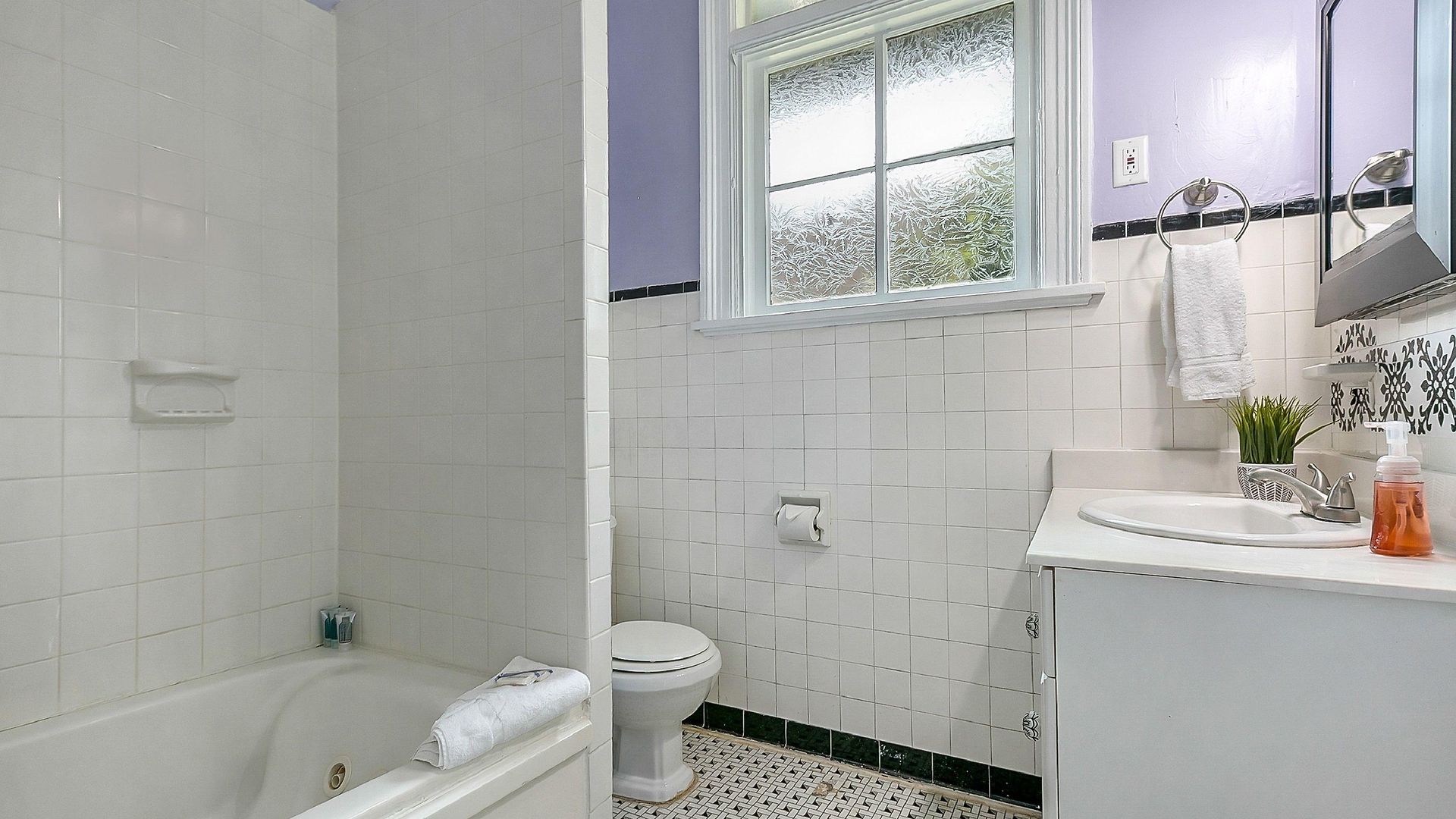 Comfortable Rooms Near All Nola Hot Spots *