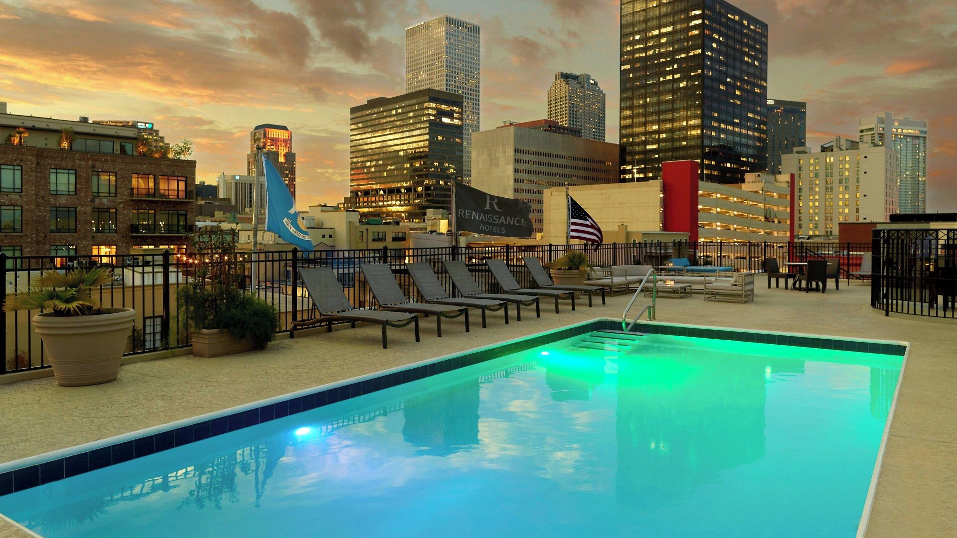 Renaissance Arts Warehouse District 4*