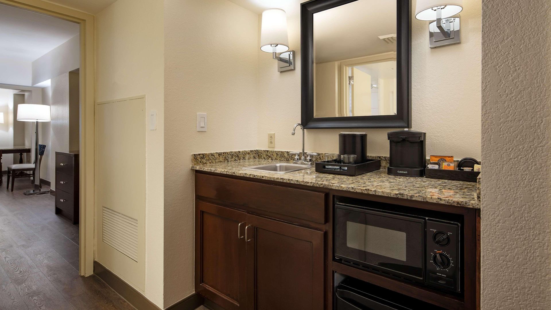 Hotel Embassy By Hilton Convention Center 3*