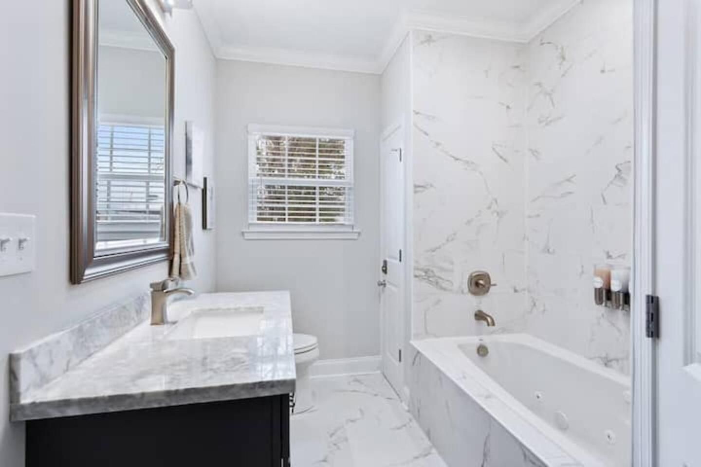 Chic 5 Bedroom Near French Quarter!