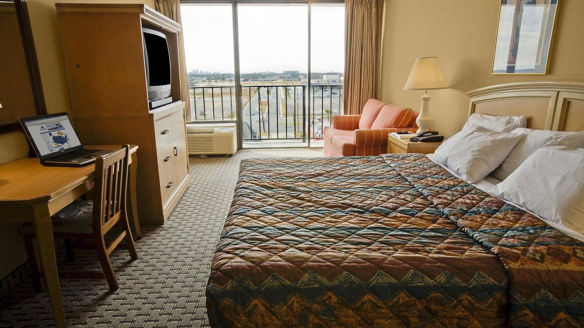 Country & By Radisson, I-10 East, La Hotel 3*