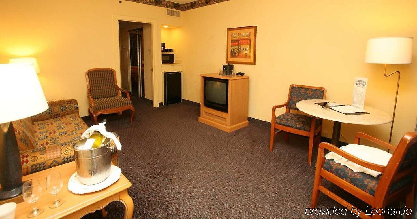 Hotel Embassy By Hilton Convention Center 3*