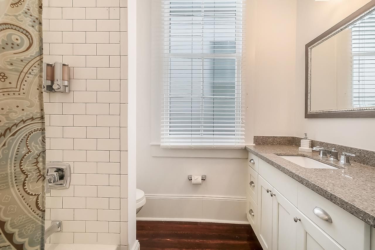 Spacious 2br In Prime Garden District Location W Pool *