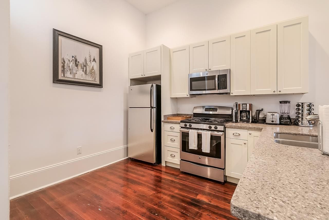 Spacious 2br In Prime Garden District Location W Pool Apartment