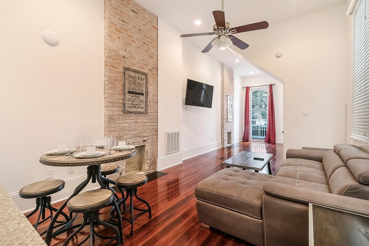 Spacious 2br In Prime Garden District Location W Pool Apartment *