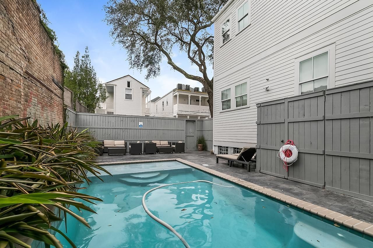 Spacious 2br In Prime Garden District Location W Pool Apartment