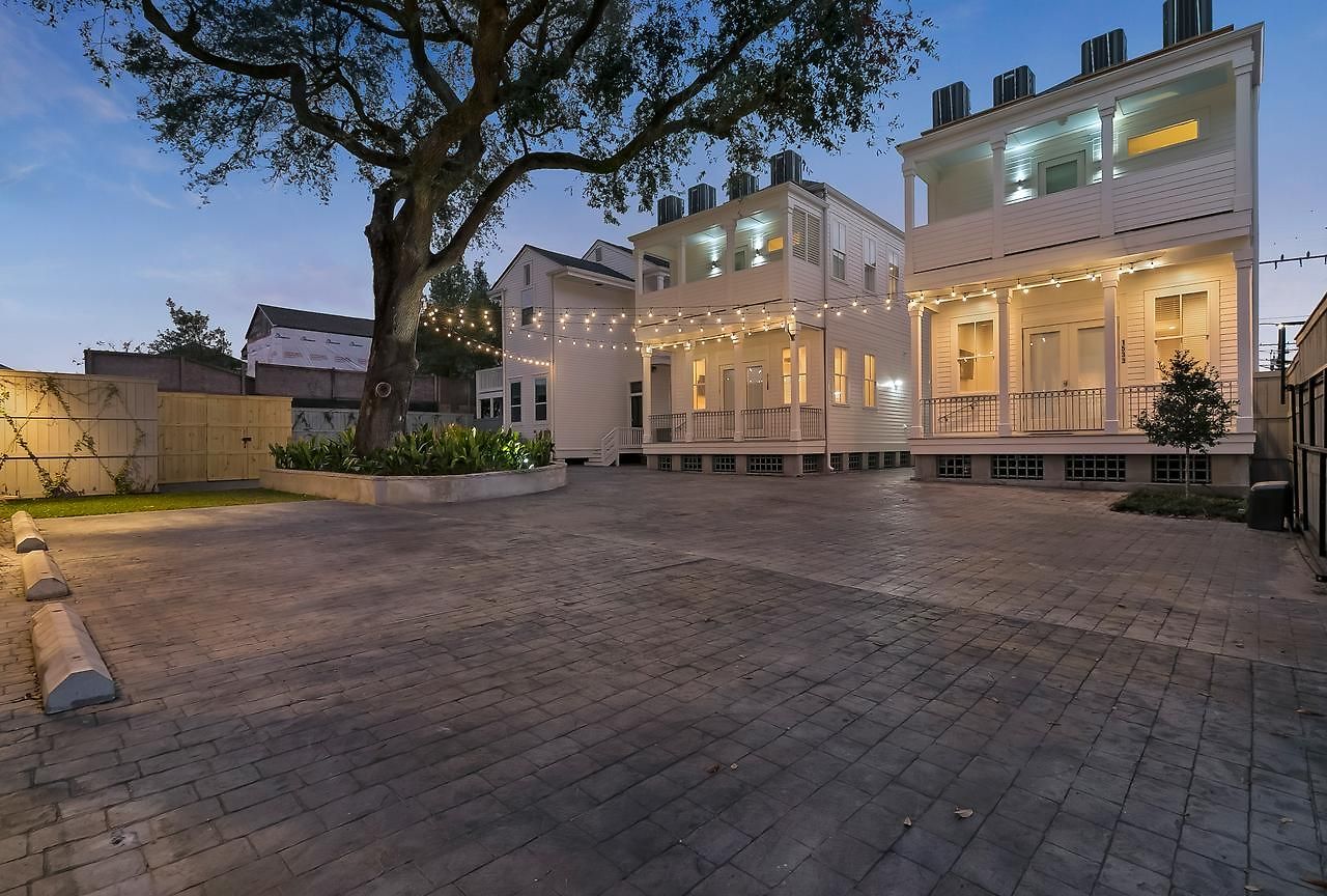 Charming 2br On Carondelet By Hosteeva * New Orleans